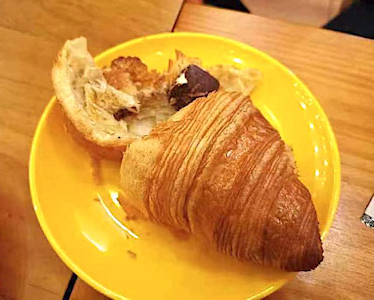 現烤牛角包內放了一塊雪糕，口感既脆且軟滑。