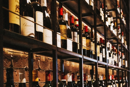 2022年中國葡萄酒的需求量預計為55.7萬千升，相比2017年174.1萬千升，下跌很多。