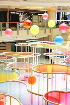 圓方的「Colour Symphony」夏日藝術裝置色彩繽紛、具線條感。