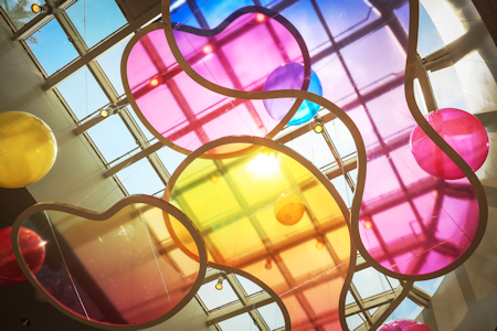 懸浮在半空、通透且不規則的彩色色塊營造出色彩幻變的光影效果。