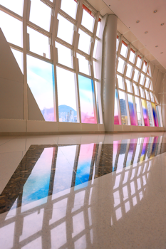 火區走廊大窗色彩倒影在地板上，讓人感受多重的色彩效果。