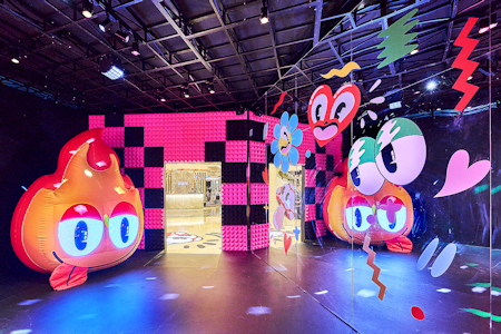 色彩繽紛的塗鴉鏡房。