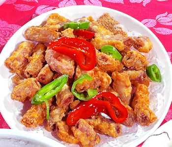 椒鹽粉腸外脆內鬆軟，入口帶粉。