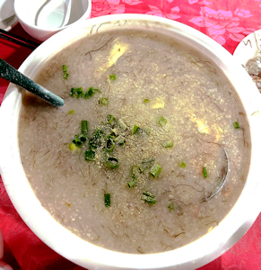 加入髮菜的鹹豬骨粥有助改善腸胃健康和下火。