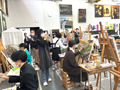 學生在畫室專注地繪畫。