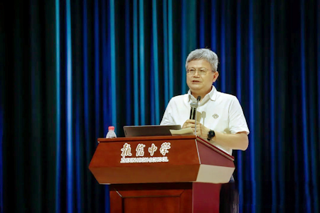 執信中學書記何勇在校友會換屆大會致祝賀詞。