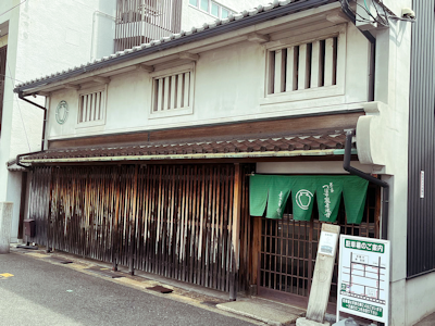 具百多年歷史的老鋪外觀。