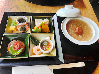 用茶製作的料理。