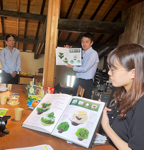 副社長谷本康一郎介紹自家製的雪糕。