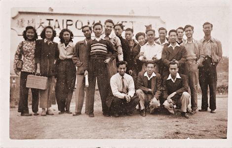 1940年代遊客在大埔墟火車站站牌前合照。