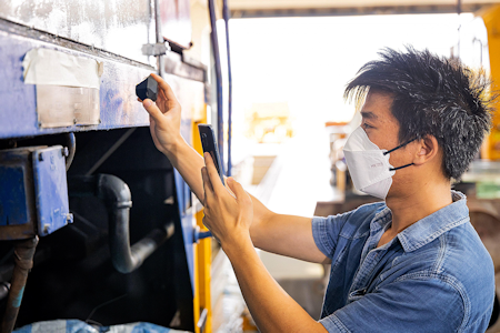 康文署文物修復辦事處的修復專家為60號機車進行修復工作。